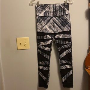 Lululemon black and white pattern 7/8 leggings